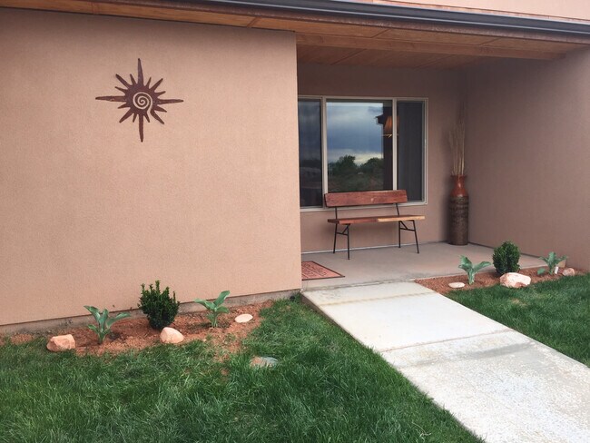 Building Photo - 3366 Oleander Ln