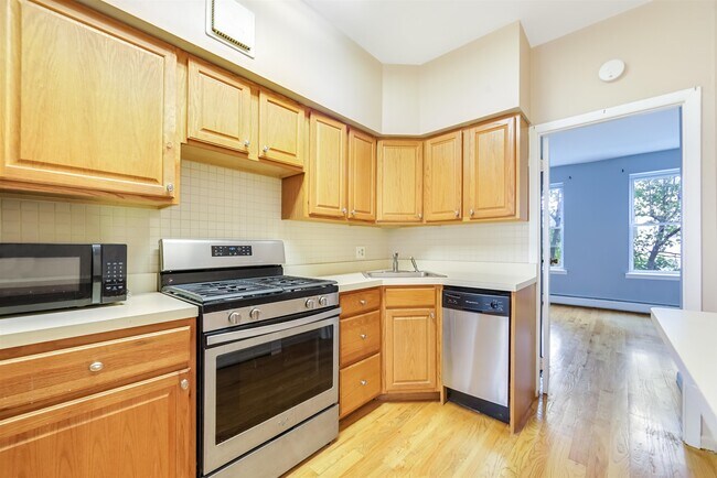 Building Photo - 523 Adams St