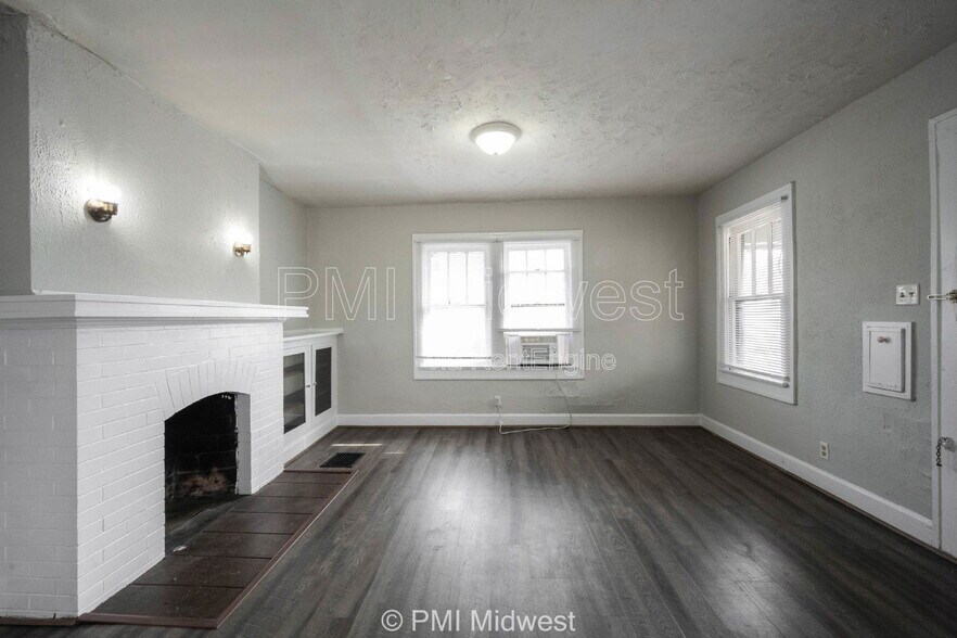 Building Photo - 824 E 44th St