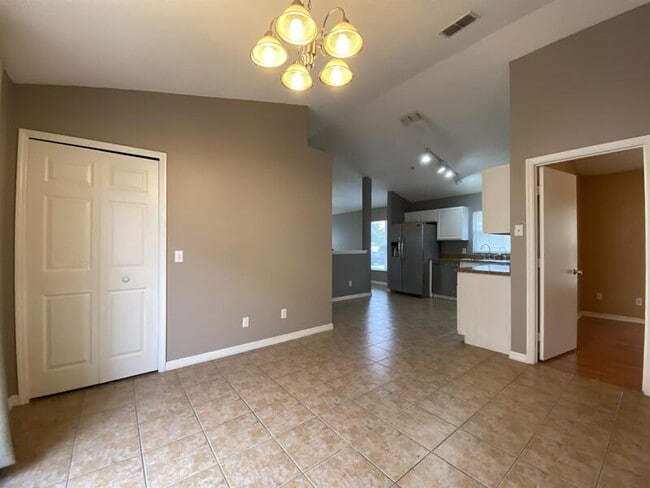 Building Photo - 9675 Hollyhill Dr