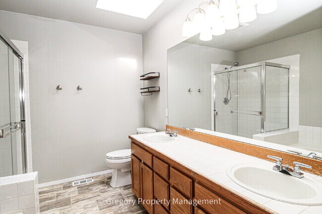 Building Photo - Well Maintained 1st Time Rental 4bed 3bath 2 Car 2076sf New Paint. Huge Fenced Backyard A/C