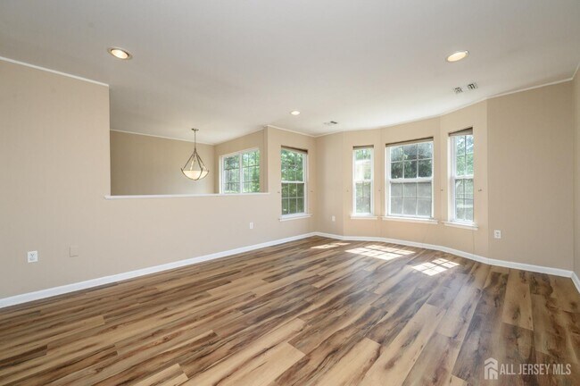 Building Photo - 303 Pinelli Dr