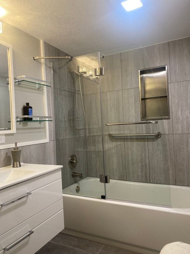Building Photo - Charming 3BR Condo in Denver