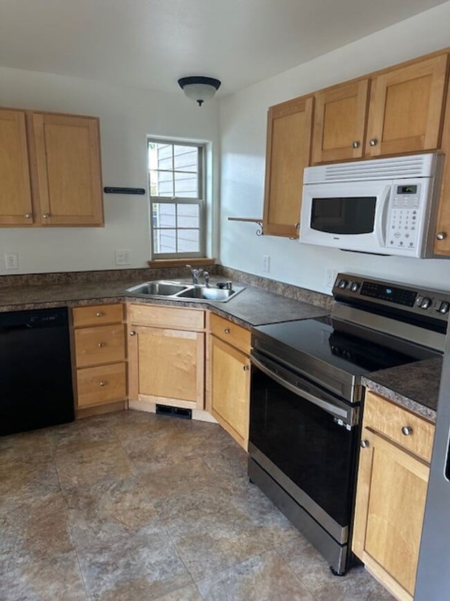 Building Photo - 3 bedroom Upscale home Mid town