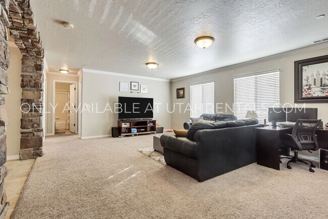 Building Photo - 956 W 580 S