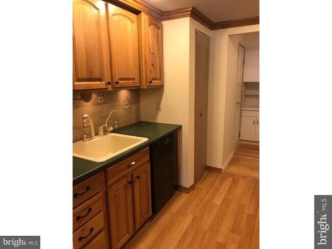 Building Photo - 201 Village Walk