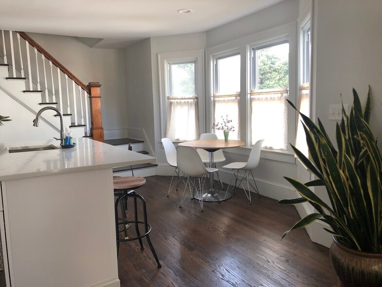 Building Photo - 9 Oak St