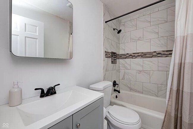 Building Photo - 4924 Rosslyn Ave