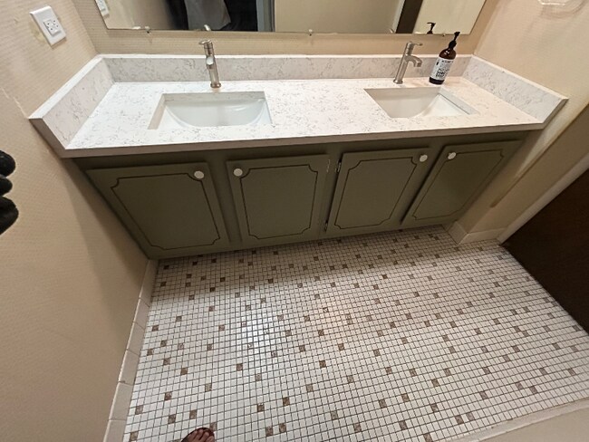 Building Photo - 104 E Bailey Rd