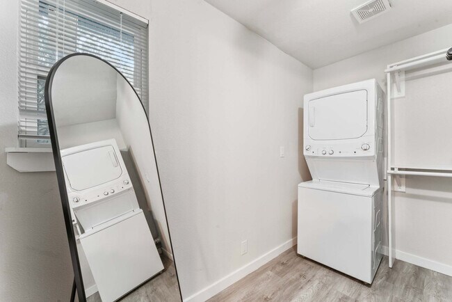 Building Photo - 1211 W 8th St