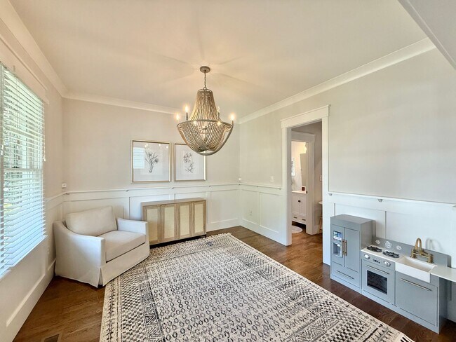 Building Photo - Stunning 3BD, 2.5BA Downtown Raleigh Home with Modern Updates, Large Fenced In Backyard, Fire Pit...