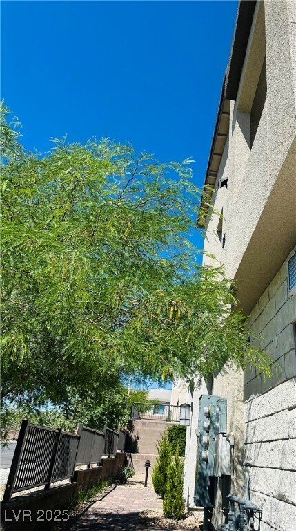 Building Photo - 600 Carriage Hill Dr