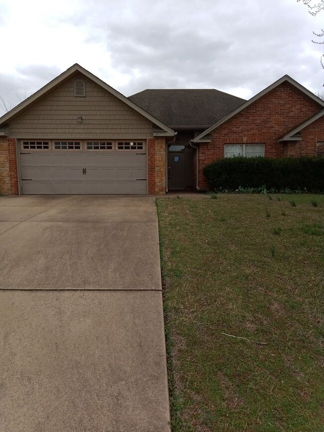 Building Photo - 4 Bedroom 2 Bath in Bentonville More Photo...