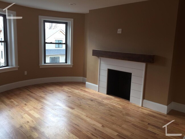 Primary Photo - 9/1 Sunny top floor 4BR/2BA near Longwood/...