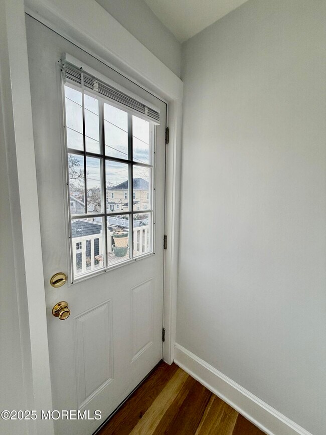 Building Photo - 1004 Fifth Ave