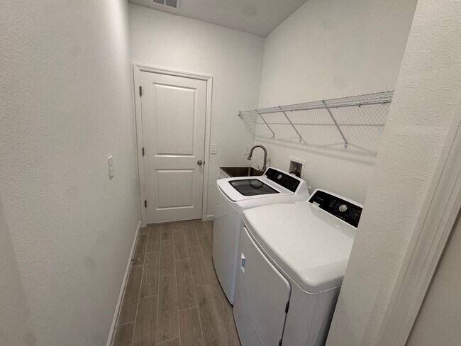 Building Photo - 13717 NW Convergence Blvd