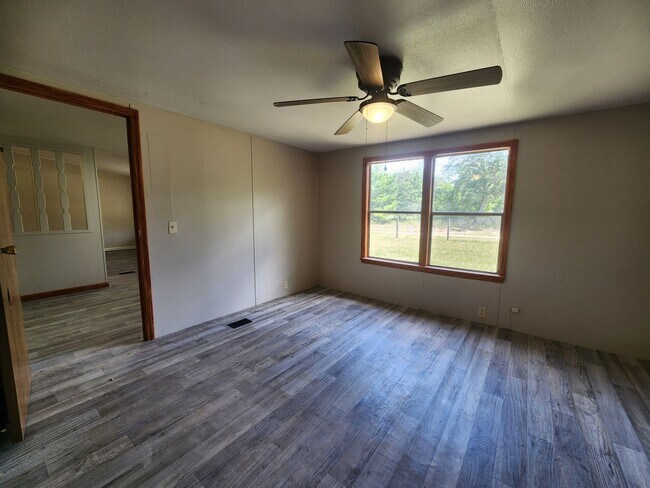 Building Photo - 3 bed, 2 bath on 1/3 Acre of FENCED land.