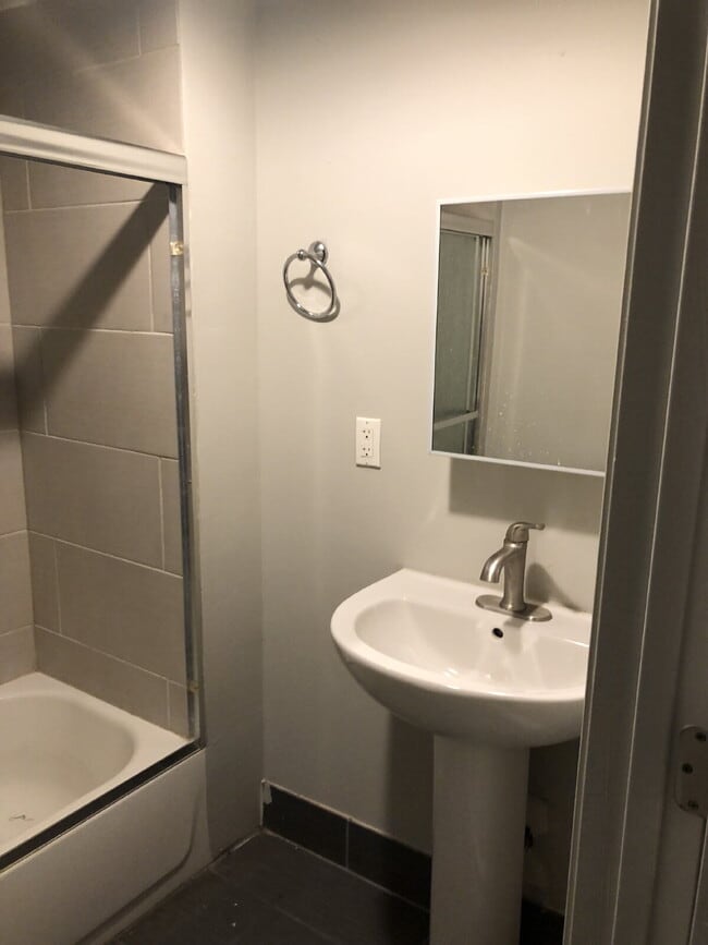 Building Photo - Cozy, Quiet 2 bedroom 1 bath! Section 8 approved!