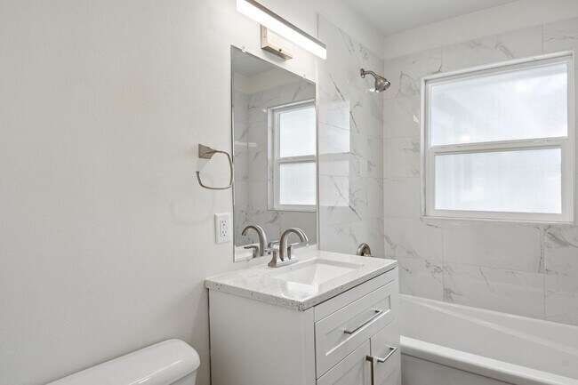 Building Photo - 131 E 70th St