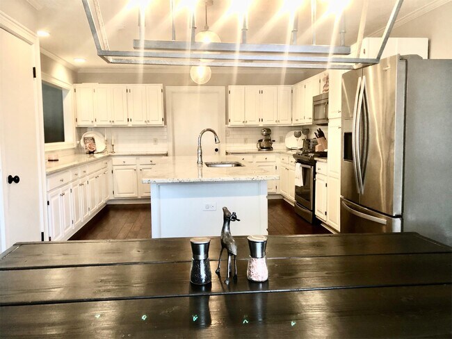 Building Photo - 1530 Laurelwood Ln