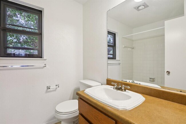 Building Photo - 1300 Tuxford Cove