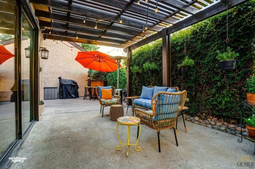 Back courtyard. - 2323 Easthills Dr