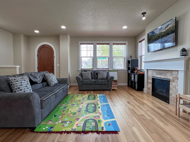 Building Photo - Enjoyable 4-Bed, 2.5-Bath Corner Lot Home in High-Tech Area!