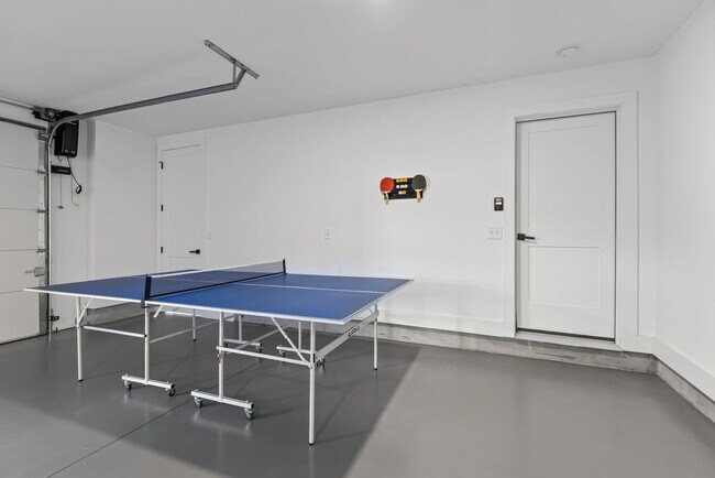 Building Photo - 554 Rosedale Ave