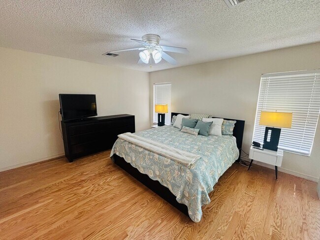 Building Photo - Furnished in gated 55+ golf community