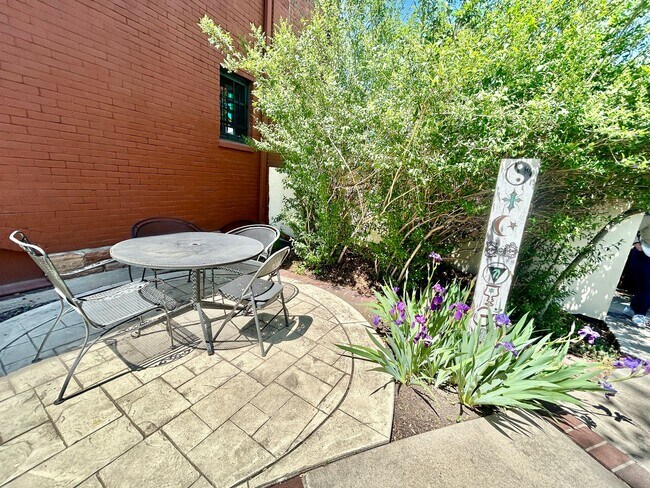 Building Photo - Charming Historic Condo in the Heart of Up...