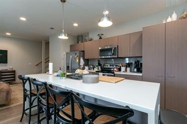 Building Photo - Luxury Townhome in Colbert Hills Golf Course Area!