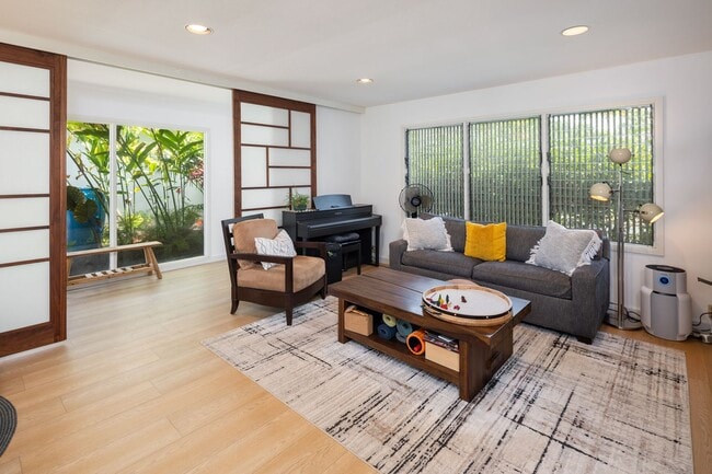 Building Photo - Renovated Kahala Retreat: 3-Bed Home + Stu...