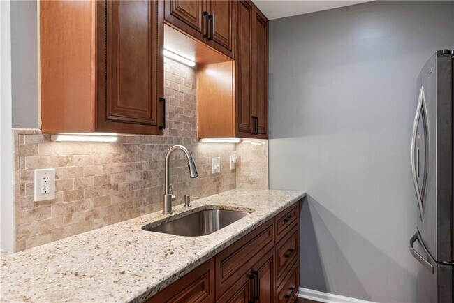 Building Photo - 25309 Plantation Dr NE