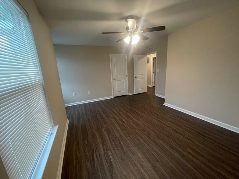 Building Photo - 2410 Walthall Ct