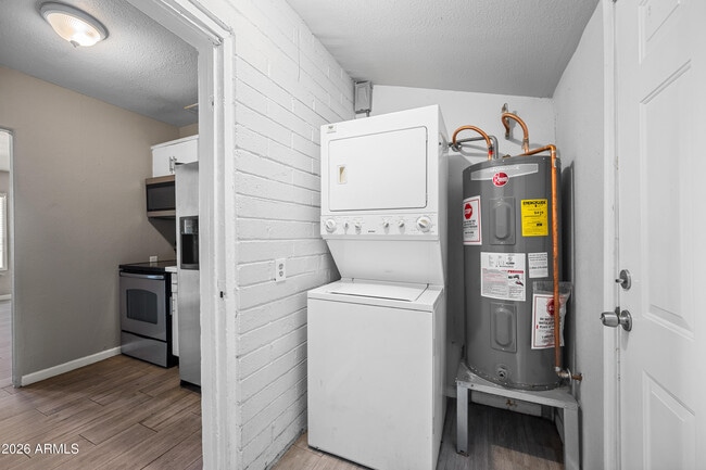 Building Photo - 907 N 22nd Pl