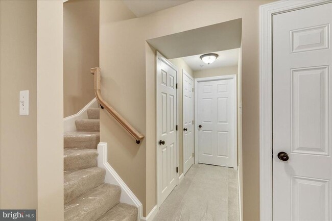 Building Photo - Beautifully maintained townhouse in Lake L...