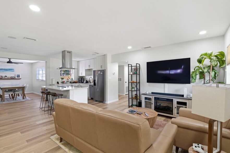 Building Photo - 4206 W Iowa Ave