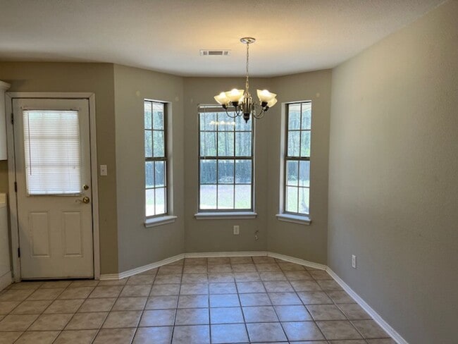 Building Photo - Introducing a charming 3-bedroom, 2-bathroom house located in the desirable area of Russellville,...
