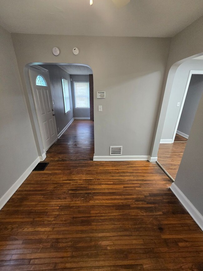 Building Photo - 3 BEDROOM SINGLE FAMILY