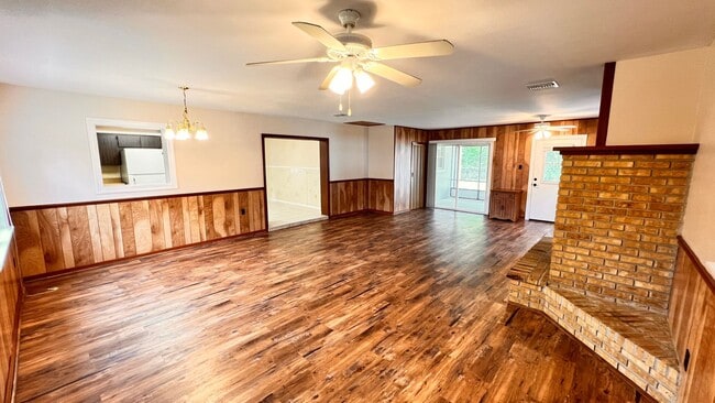 Building Photo - Modern Comfort Meets Prime Location – Spac...