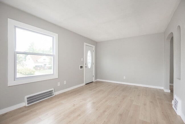 Building Photo - 3 Bedroom/1 Bath Single House Euclid!