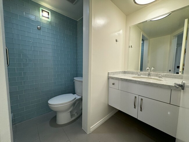 Building Photo - Renovated 2 Bedroom Condo for Lease on Rox...