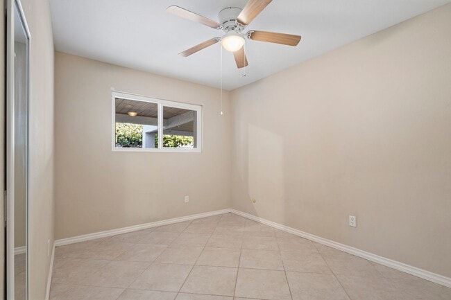 Building Photo - 3 Bedroom 2 Bathroom home available DECEMBER 5th