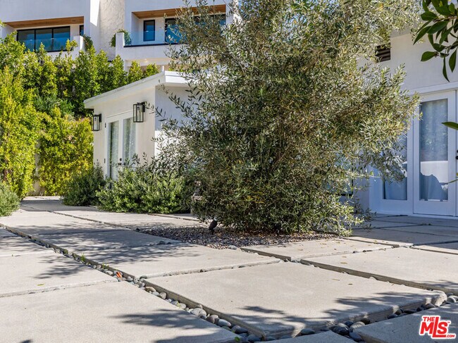 Building Photo - 2600 Zorada Dr