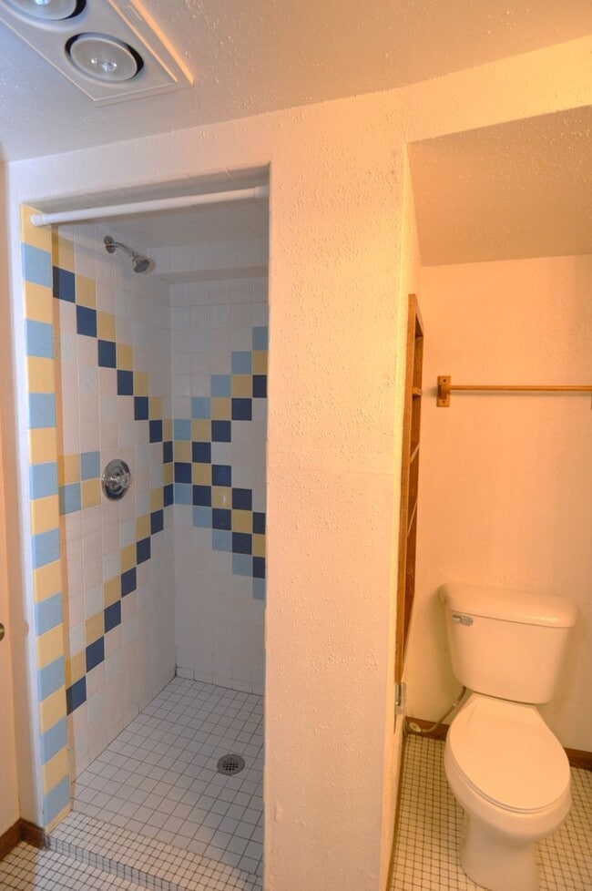 Building Photo - Huge 4 Bed 2 Bath Single Family Home! Rent Special - $500 off 1 months rent!