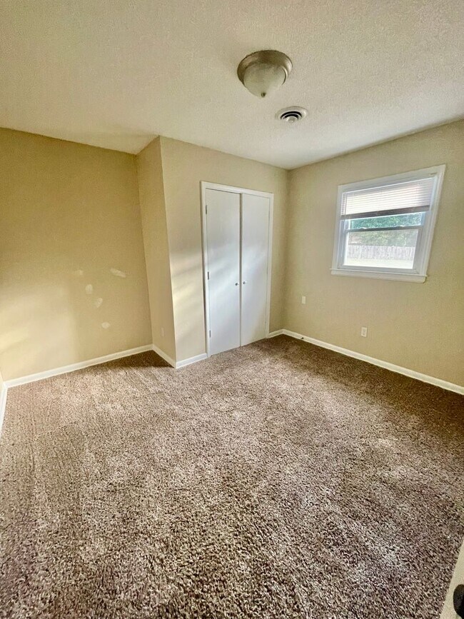 Building Photo - This lovely 2 bedroom 1 bath duplex is loc...
