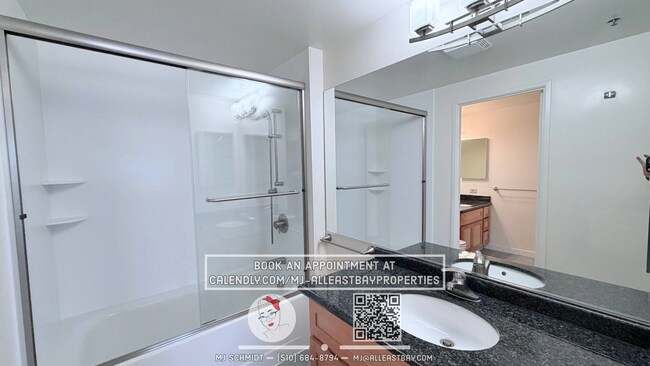 Building Photo - Bright 1 bedroom condo with spectacular views on the 25th floor!