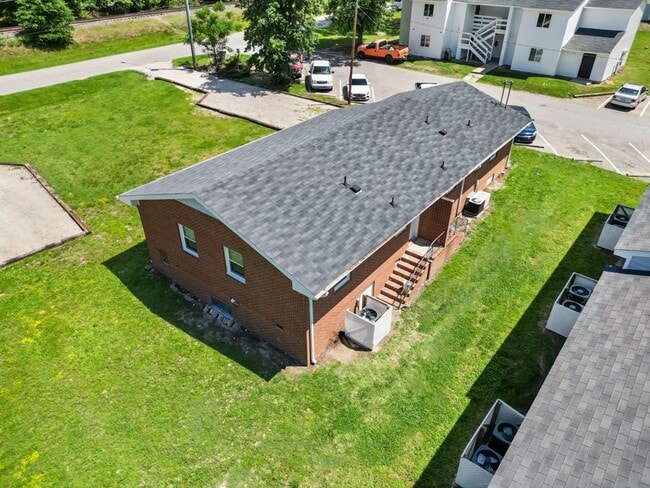Building Photo - 337 Railroad St