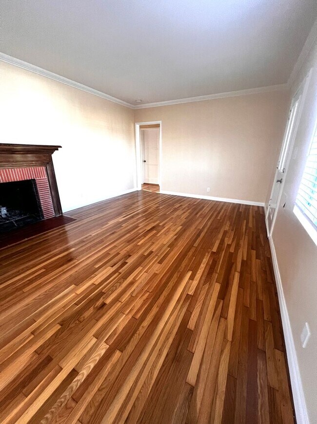 Building Photo - Single Family. 3-bed Home - Desireable Neighborhood!