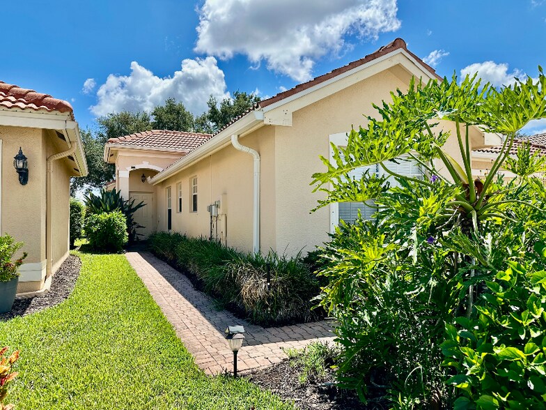 Building Photo - 2048 Painted Palm Dr